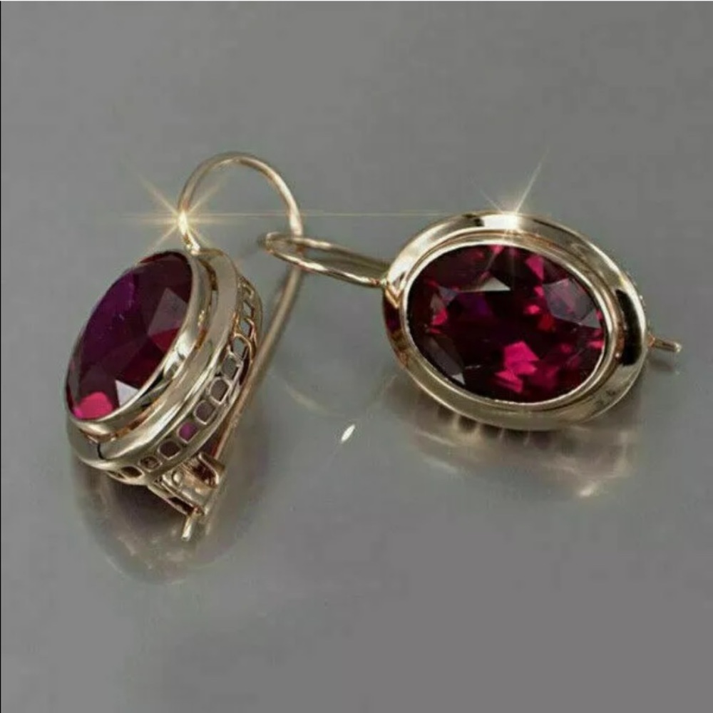 Stunning 14kt gold plated over metal Ruby drop earrings side clasp. - Picture 11 of 11